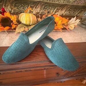 Dirty Laundry: Women's dark green Perforated Loafers size 7